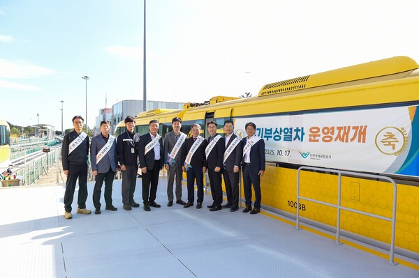 지난 17일 용유역에서 열린 ‘인천공항 자기부상열차 운영재개 기념행사’에서 이학재 사장(사진 왼쪽에서 여섯 번 째)이 자기부상열차 운영재개에 앞서 정비고를 방문해 근무자들을 격려한 후 관계자들과 기념촬영을 하고 있다.