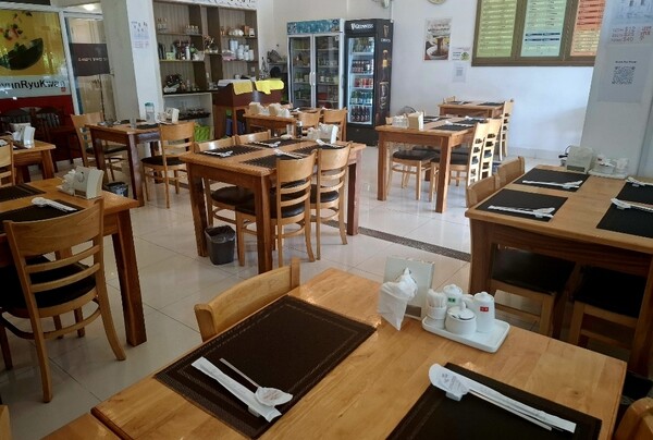 온라인 스캠 여파로 한산해진 교민식당 모습. 한인식당 사장은 최근 일기 시작한 반한 감정 탓인지 현지 고객들의 주문배달도 크게 줄었다고 한숨을 내쉬었다 [박정연 재외기자]