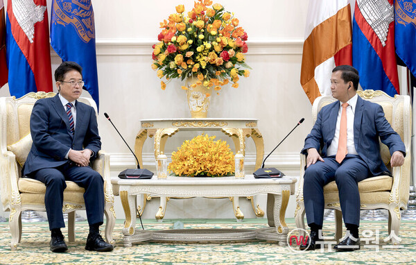 지난해 7월 이철우 경북도지사가 훈 마넷 캄보디아 총리와 의료분야를 비롯한 에너지, 새마을사업, 인적교류, 공항 연계 사업 등 다양한 의견을 교환하고 있다. [경상북도]