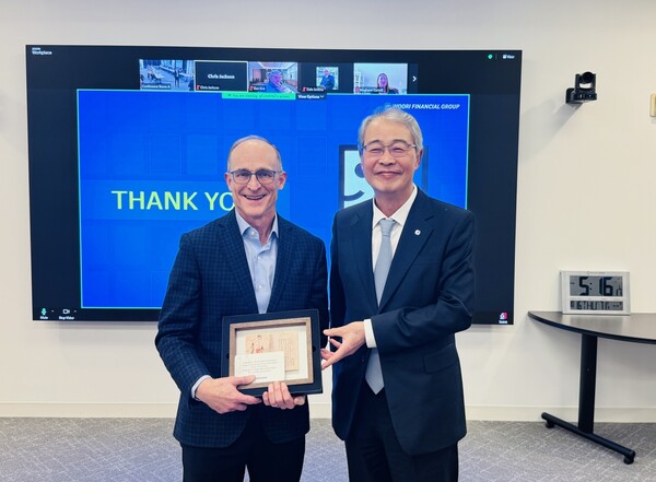 GII 스티븐 프레스턴 굿윌스토어 본사 대표이사(왼쪽)와 우리금융그룹 임종룡 회장이 지난 16일 미국 메릴랜드주 록빌에 위치한 굿윌스토어 본사에서 기념사진을 촬영했다. 이날 임 회장은 대한천일은행 설립인가서 액자를 프레스턴 대표이사에게 선물했다.