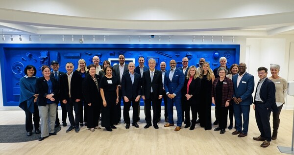 지난 16일 미국 메릴랜드주 록빌에 위치한 굿윌스토어 본사에서 우리금융그룹 임종룡 회장(가운데)와 GII 임직원들이 기념사진을 촬영했다.