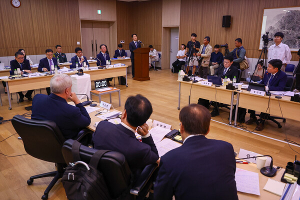 22일(현지시간) 캄보디아 프놈펜 주캄보디아 대사관에서 열린 국회 외교통일위원회 주캄보디아대사관 등 국정감사에서 김현수 주캄보디아 대사 대리가 의원들의 질문에 답하고 있다. [연합뉴스]