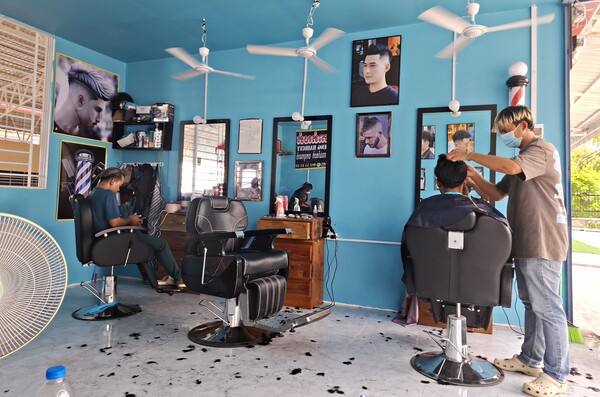 현지 이발소 풍경. 이발소 주인은 한국뉴스에서 캄보디아를 여행하기 매우 위험한 나라로 보도하는 건 아쉽다며, 한국인 관광객들이 예전처럼 돌아왔으면 좋겠다고 말했다. [박정연 기자]