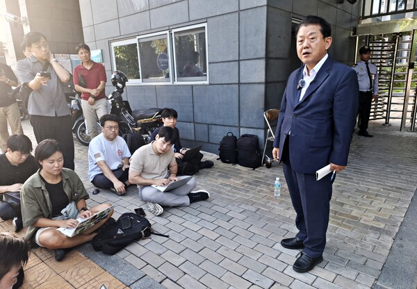 지난 19일 주캄보디아한국대사관 앞에서 기자 브리핑을 하고 있는 김병주 더불어민주당 위원. [박정연 재외기자]