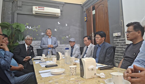 비상대책위원회 모임 자리에서 사회 진행를 맡은 윤신웅 대한노인회 캄보디아지회장(가운데)이 주요 안건과 당면 과제에 대해 설명을 하고 있다. [박정연 재외기자]