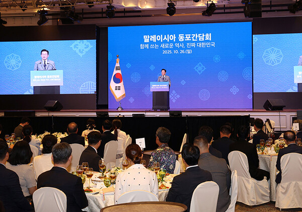 이재명 대통령이 26일 말레이시아 쿠알라룸푸르 한 호텔에서 열린 동포 만찬 간담회에서 인사말을 하고 있다.(사진=연합뉴스)