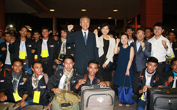 [참고사진] 격려차 공항환송식에 참석한 주캄보디아 대사관 김원진대사 부부가 캄보디아 근로자들과 함께 파이팅을 외치고 있다.[박정연 재외기자]
