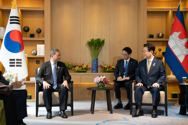 이재명 대통령은 27일 훈 마넷 캄보디아 총리와 정상회담을 가진 후 캄보디아 지역에 내려진 여행경보의 하향 조정을 검토하라고 지시했다. [프레시뉴스]