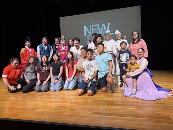 올해로 세번째인 ‘한인 입양인 문화축제'가 18일 휴스턴 아시아소사이어티 택사스 센터에서 열렸다. 한인입양인 및 행사 참가자들이 기념촬영을 하고 있다.