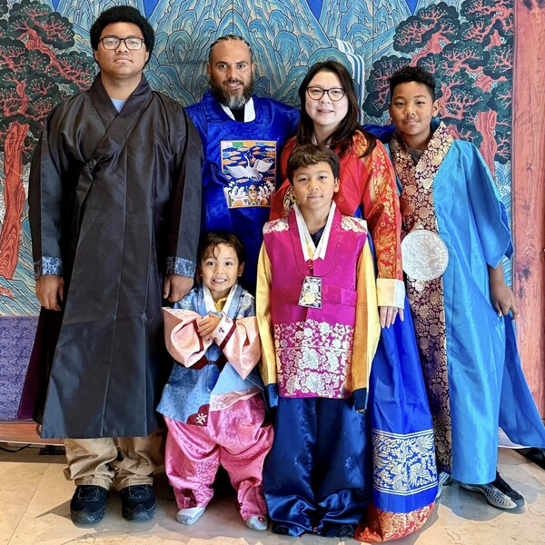 ‘한인 입양인 문화축제' 참가자들이 기념촬영을 하고 있다.