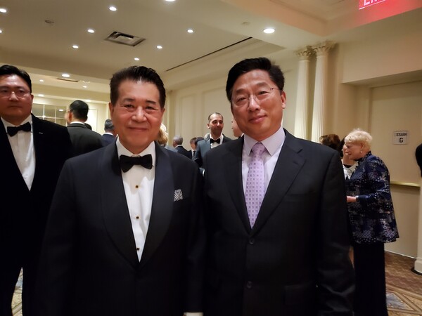 밴플리트상을 수상한 장인화 포스코그룹 회장(왼쪽)과 이명석 회장