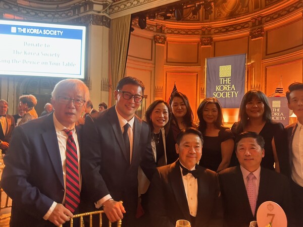 (앞줄 왼쪽부터) 찰스 윤 전뉴욕한인회장과 이명석 뉴욕한인회장.(뒷줄 왼쪽부터) 박윤용 뉴욕주하원 25지구당위원장, 론 김 뉴욕주하원의원, 린다 리 뉴욕시의원, 쥴리 원 뉴욕시의원, 비비안 리 NY 1 앵커, 캐시 박 뉴욕시 공원담당 디렉터, 척 박 뉴욕시 경제개발공사 부사장.