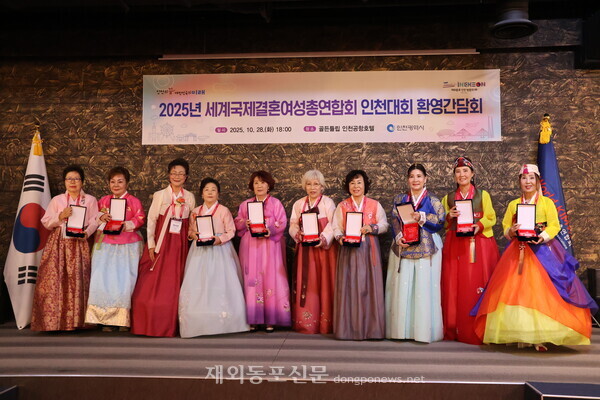 감사패 전달 뒤 기념촬영을 하는 모습. 