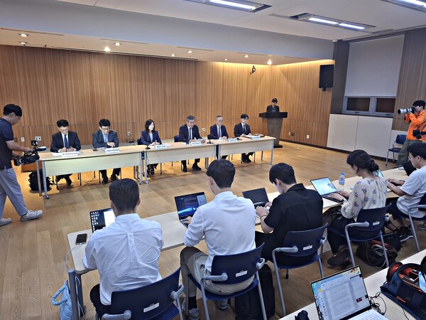 지난 10월 18일 주캄보디아한국대사관에서 열린 정부합동대응팀(단장 김진아 외교부2차관) 기자회견 모습. 김 차관은 이 자리에서 캄보디아 정부와 온라인 범죄자 블랙리스트를 공유해 이들의 캄보디아 재입국을 원천적으로 막기로 합의했다고 밝혔다.