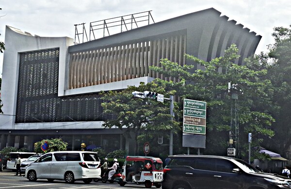 캄보디아 프놈펜 소재 후이원 그룹 본사 전경. 전북은행 계열 프놈펜상업은행(PPCB)이 미국 제재대상에 오른 후이원그룹과 수년간 거래해온 것으로 밝혀졌다. 최근 미국 정부의 제재조치 이후 후이원 페이( Huione Pay)라는 간판이 건물에서 사라졌다. [박정연 재외기자]