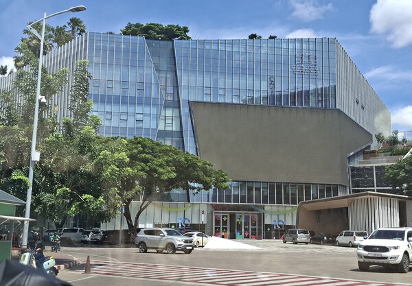 캄보디아 프놈펜 소재 프린스 홀딩스 그룹 본사 전경. 프린스 그룹 회장 천 즈는 현재 종적을 감춘 상태다.  [박정연 재외기자]