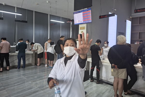 미국 정부가 후이원 그룹과 프린스 그룹에 대해 금융제재 조치를 취하자 캄보디아 현지 두 은행 지점에선 일명 뱅크런이 발생했다. 사진은 현금을 찾으러 후이원 영업창구에 몰려든 현지 고객들 [박정연 재외기자]