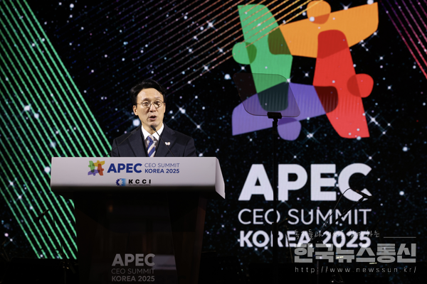 김민석 총리는 10.28일 오후 경주에서 열린 ‘APEC CEO Summit 2025’의 ‘CEO 환영만찬’에 참석한 국내외 기업 CEO, 정부 인사 등 1,000여명에게, 이번 APEC의 주제인 ‘Bridge, Business, Beyond’의 3B를 통해 글로벌 경제협력의 비전을 제시했다.
