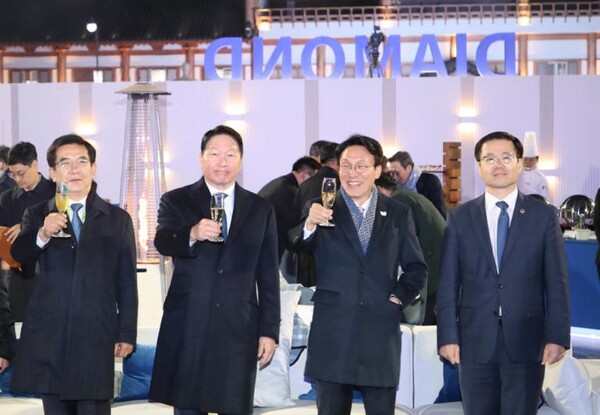 ‘CEO 환영만찬’에서 김민석 총리가 최태원 회장(왼쪽 2번째) 등과 함께 건배를 하고 있다.