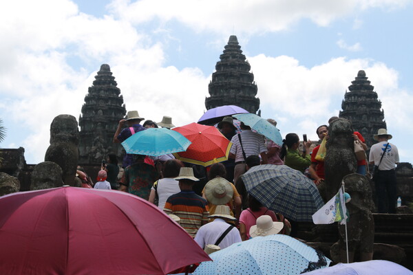 유네스코 지정 세계문화유산인 앙코르와트를 찾은 외국인 관광객들 [박정연 재외기자]