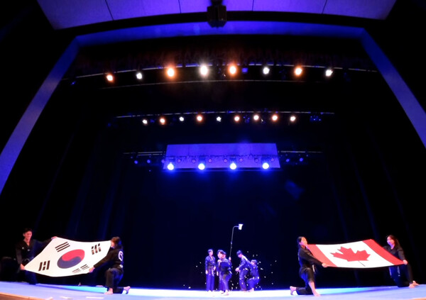 주캐나다 한국문화원이 공개한 ‘K-POP 태권도 헌터스’ 공연 영상에는 시범단이 한국과 캐나다 국기를 들고 우호를 상징하는 모습이 담겨 있다.