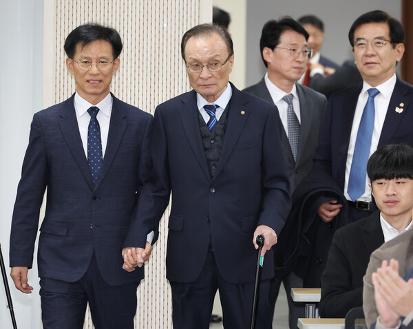 이해찬 전 총리(가운데)가 3일 서울 중구 민주평화통일자문회의 사무처에서 열린 제22기 민주평화통일자문회의 수석부의장 취임식에 방용승 사무처장(좌)의 안내를 받으며 입장하고 있다.(사진=연합뉴스)