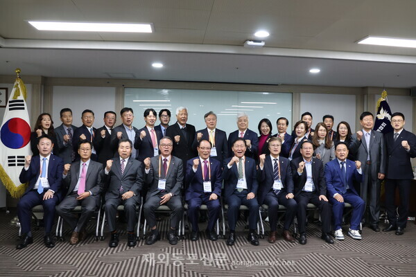 11월4일 월드옥타 제23대 회장·이사장 취임식에서 참석자들이 기념촬영을 하는 모습. 