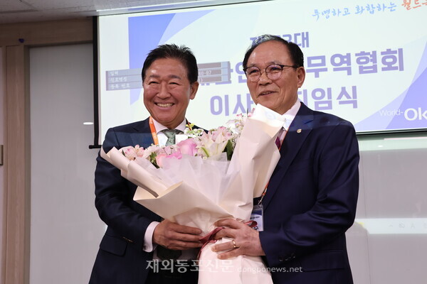 박종범 월드옥타 제23대 회장(왼쪽)과 이연수 이사장. 