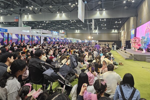 G-FAIR에서 최근 급속도로 성장하고 있는 K-컬쳐 움직임에 맞춰 대표적인 인기 캐릭터인 ‘캐치!티니핑’을 활용, 바이어 및 관람객이 공연 등 프로그램에 참여할 수 있는 기회를 제공했다.(사진=경기도청)