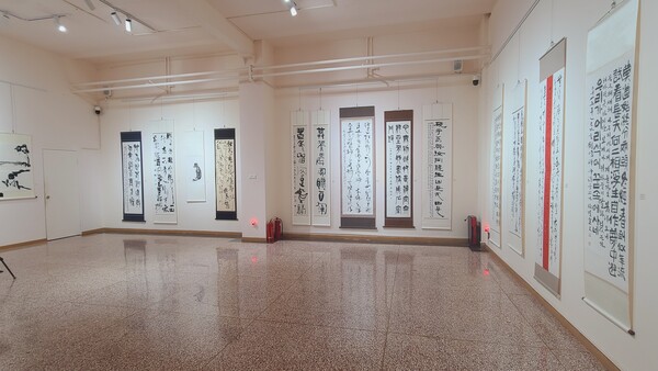 11월1일부터 5일까지 베이징의 798예술구에 소재한 왕칭저우미술관(王清州艺术空间)에서 한국 대표 중청년 서예 단체들의 연합전이 개최됐다.