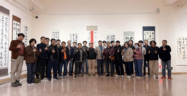  이번 전시는 한국에서 30대～60대 중반으로 구성된 주요 중청년 단체인 '한국청년서단'과 '한청서맥' 소속 서예가 총 69명이 참여했다.