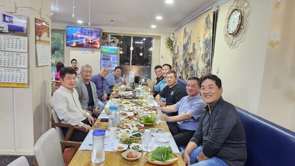 10월 한베가족협회월례회는 최근 인접국가 캄보디아에서 발생한 불미스러운 사태로 인해 회원 간의 우려가 컸던 시기임에도 불구하고, 협회 지도부와 회원들은 한목소리로 단결과 화합의 의미를 다졌다.