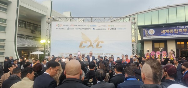 지난 10월 28일, 서울 중구 장충동 크레스트72 컨벤션(남산 인근)에서 열린 2025 아시아태평양경제협력체 정상회의 기념 세계종합격투기대회 환영식 및 기자회견이 성황리에 개최됐다. 이 행사에서는 세계종합격투기연맹(WXF) 주최로 ‘평화의 링, 하나 되는 세계 (The Ring of Peace, Uniting the World)’라는 슬로건 아래 21개국 36명의 선수가 참가하며 글로벌 스포츠 교류의 장을 마련했다. 현장에는 격투기 전설들인 세미 슐츠, 레미 본야스키, 하쿠오 쇼 등이 공식 홍보대사로 참석해 분위기를 한층 고조시켰다.​​​​​​​이번 행사를 통해 크레스트72는 단순한 행사장이 아닌, 문화와 스포츠가 어우러지는 복합플랫폼으로서의 위상을 드러냈다. 또한 월드케이팝센터는 이러한 대형 국제 행사를 유치함으로써 문화·스포츠 산업에서의 영향력을 확대해 나가고 있다.