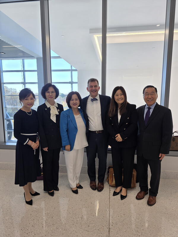 11월5일 최종 판결 후 NAKS 지도부들이 단체 촬영을 하고 있다.(좌측부터 추성희 직전 총회장, 최미영 이사장, 권예순 NAKS 총회장, 챕피터슨 변호사, 제니스 장 변호사, 황보철 자문이사)