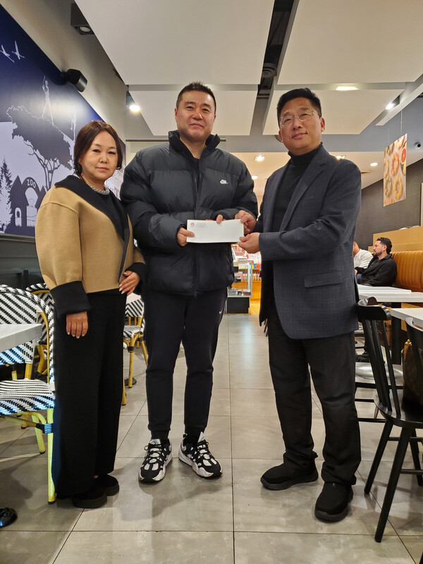 지난 4일 이명석 뉴욕한인회장(우측)이 퀸즈 플러싱에서 지난 8월 화재피해를 입은 오승철씨(가운데) 에게 성금 1천달러를 전달하고 있는 장면. 왼쪽은 이미나 뉴욕조선족경제인협회 회장.