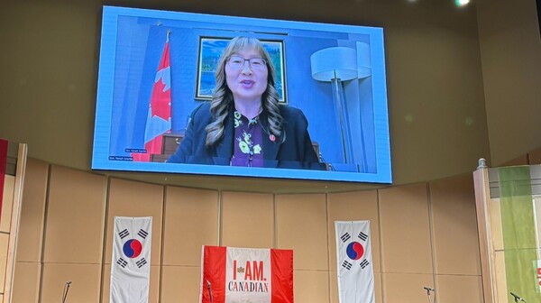 국가 간 정신적 유대를 강조한 최고위급 메시지. 연아 마틴 캐나다 상원의원이 영상 축사를 통해 프로젝트의 역사적 가치를 높이 평가하고 있다.