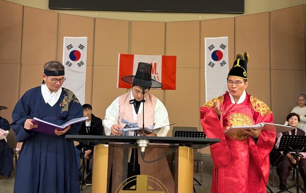 무대 위에서 되살아난 186인의 숭고한 여정. 주요 배우들이 전통 한복을 입고 리딩 뮤지컬을 공연하고 있다. (사진 중앙 임이삭 배우)