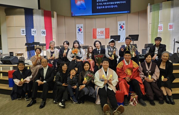 세대와 국경을 잇는 유산으로. 공연 직후, 출연진과 관계자들이 촛불을 들고 기념 촬영을 하고 있다. 이는 조선 땅에 묻힌 선교사들의 헌신을 기억하는 상징적 의식이다.