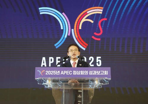 경북도가 경주 APEC 정상회의의 성공 개최 성과를 토대로, 경북도의 국제협력 기반을 유럽으로 확장하기 위해 나섰다. 사진은 APEC 성과 보고회를 하는 이철우 경북지사.