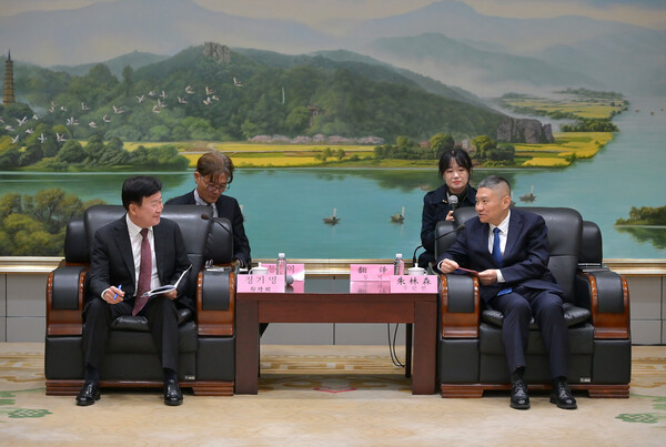 정기명 여수시장은 리수이시의 주린썬 시장과 면담을 갖고 섬박람회 기간 리수이 대표단의 참가 의사를 확인했다. (사진=여수시)