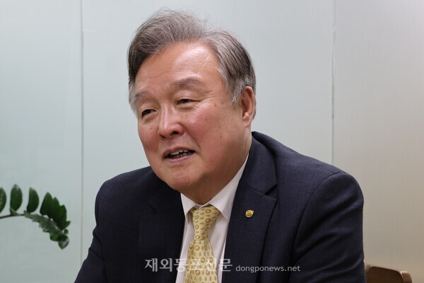 호주대륙에 강화쌀을 첫 수출하는 김성학 월드옥타 부회장. 박종범 회장 취임식이 열린 지난 11월4일  여의도 월드옥타 사무국에서 본지와 인터뷰하는 모습이다. [황복희 기자]