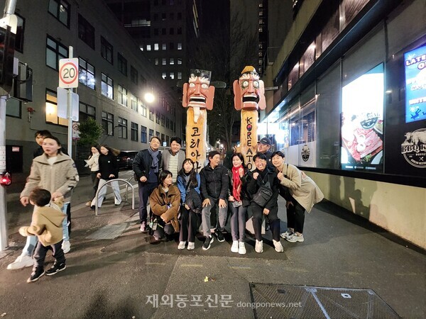 호주 멜버른에 공식 개장한 호주 최초 코리아타운 모습. 상징물인 장승 앞에서 방문객들이 기념촬영을 하고 있다.   