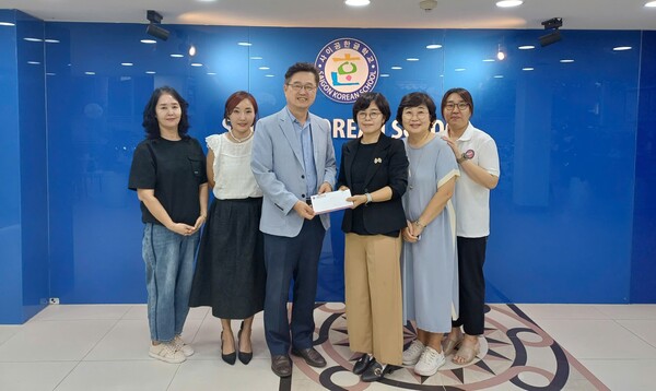 베트남 한인여성회(회장 이영숙)는 2025년 11월 6일, 호치민의 사이공한글학교를 방문하여 학생들을 격려하고 미래 인재 육성을 위한 장학금을 전달했다고 밝혔다. 이날 행사에는 이영숙 회장과 임원진이 참여했으며, 학교 관계자인 김규 교장과 교사들도 함께 자리했다. 이영숙 회장은 전달식에서 "사이공한글학교는 20년 넘게 한국어와 한국문화를 전파하며, 한-베 양국의 가정 어린이들의 정체성 형성과 소통의 다리를 놓아온 소중한 교육기관"이라며, "어려운 가정 환경에 처한 어린이들을 돕기 위해 지속적으로 지원을 확대할 것"이라고 강조했다. .임용위 재외기자