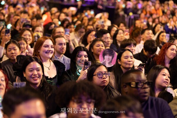  11월 7일(현지시간) 미국 뉴저지 아메리칸드림몰에서 열린 ‘2025 뉴욕 한류박람회(KBEE 2025 NEW YORK)’ 한류 콘서트장을 가득 메운 현지 관람객들. [KOTRA]