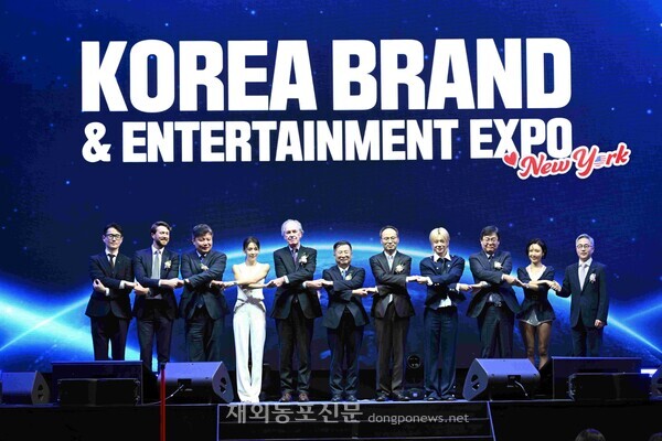 ‘2025 뉴욕 한류박람회’ 개막식에서 주요 인사들이 기념촬영을 하고 있다. (왼쪽부터) 김종현 코트라 서비스소비재실장, 알렉산더 롱 넷플릭스 기업정책총괄, 이금하 코트라 북미지역본부장, 배우 하지원, 토마스 번 The Korean Society 회장, 강경성 코트라 사장, 이상호 주뉴욕총영사관 총영사 직무대리, 가수 태민, 한광영 현대홈쇼핑 대표이사, 가수 화사, 김락곤 코트라 뉴욕무역관장.