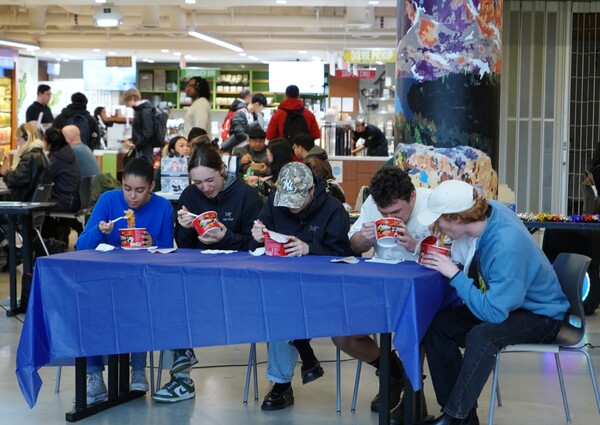 캐나다의 서부 명문대학교인 UBC(University Of British Columbia)에서 UBC 한인경영학생회(KCSA)와 주밴쿠버총영사관가 지난 6일 제3회 K-Culture Day at UBC 행사에서 불닭 빨리 먹기 대회를 열었다.(사진=주밴쿠버총영사관)