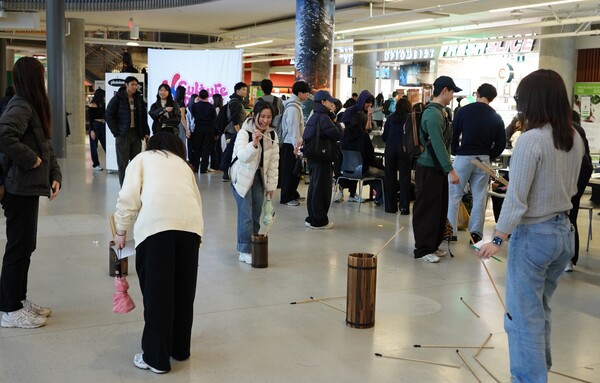 한국의 전통놀이인 투호던지기를 체험하는 UBC 학생들.(사진=주밴쿠버총영사관)