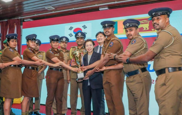 제 3회 스리랑카 경찰청장배 태권도 대회 시상식에 이미연 대사와 피얀타 위라수리야 경찰청장이 팀 트로피를 전달하고 있다.