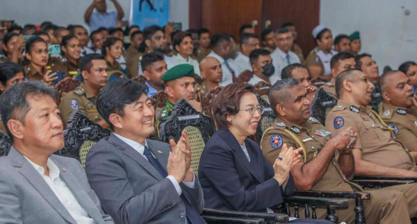 행사에 참석한(왼쪽부터) 배경호 한인회장, 이기수 국기원 해외파견사범연합회장 겸 민주평통 스리랑카지회장, 이미연 대사, 피얀타 위제수리야 경찰청장, 시시리 쿠마라 경찰태권도 위원장, 콜롬보 경찰국장 등이 태권도 시범을 관람하고 있다.