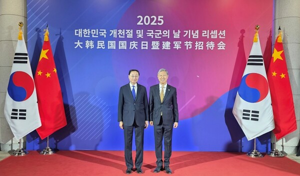 기념촬영을 하고 있는 순웨이둥 중국 외교부부장(좌측)과 노재헌 대사. 